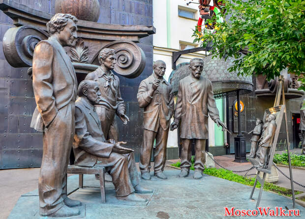 Во дворе Московского музея современного искусства