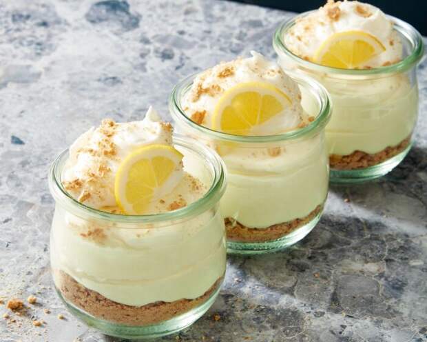 Лимонный мусс с крекерами. \ Фото: hips.hearstapps.com.