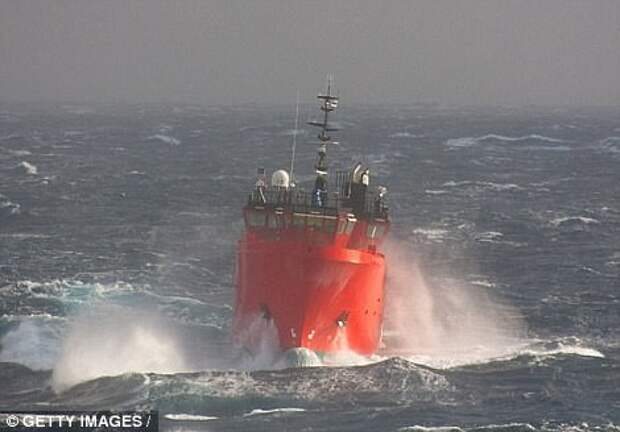 Военное судно борется с волнами буря, корабли, море, океан, стихия, суда, фото, шторм