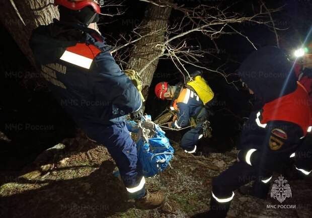 Застрявшего у Чертовой лестницы туриста с обморожением спасли в российских горах