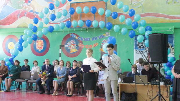 Выпускников 74 школы поздравил Владивостокский рыбный порт