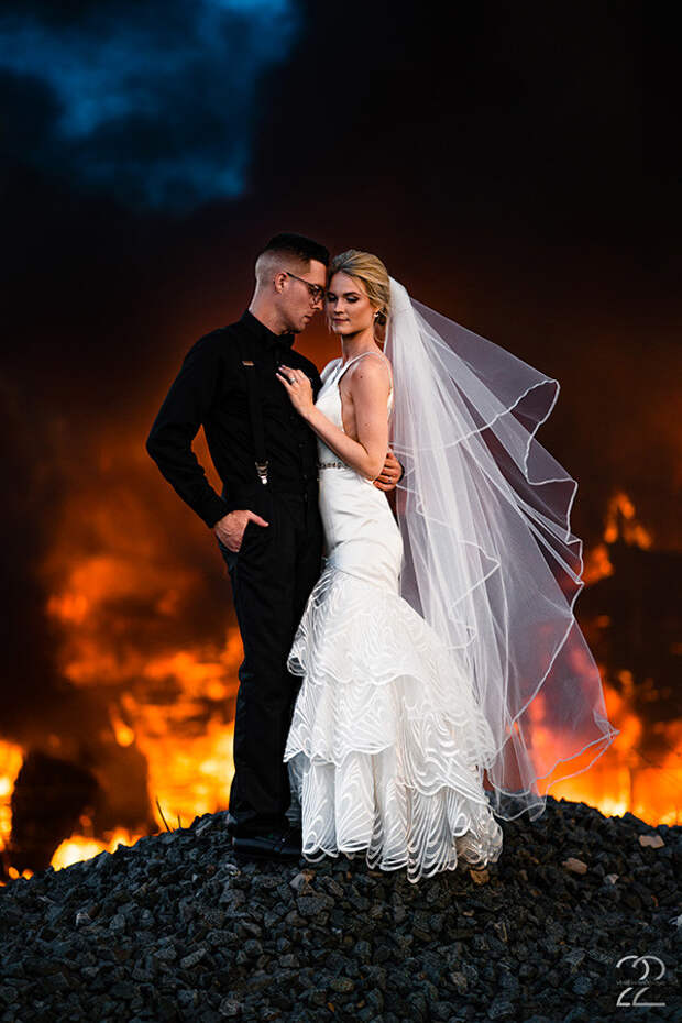 И в огонь, и в воду: пара устроила огненную свадебную фотосессию