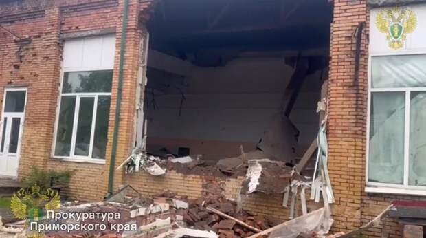 В Приморской школе обрушился потолок и часть фасада