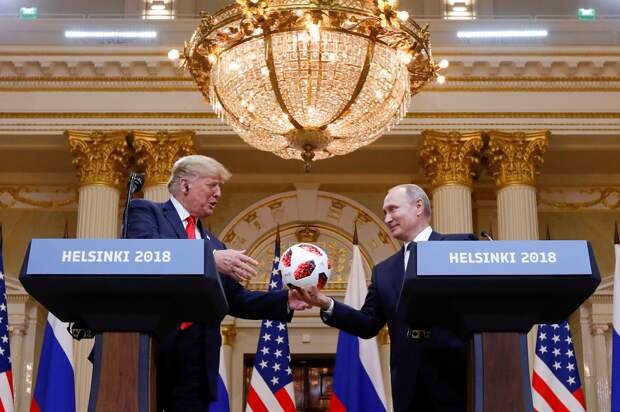 Путин, Трамп и мяч, Хельсинки, июль 2018.png