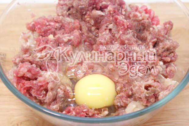 Приготовлений фарш смешать с яйцом и крученым на мясорубке луком, посолить и поперчить