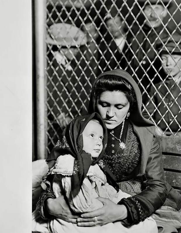 Итальянская семья на острове Эллис, США, 1905 интересно, исторические кадры, исторические фото, история, ретро фото, старые фото, фото