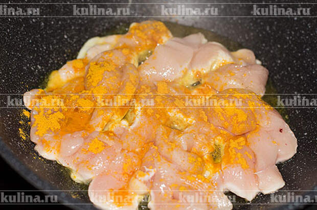 В сковороде разогреть масло, выложить курицу, всыпать куркуму и обжаривать мясо минут 10. 