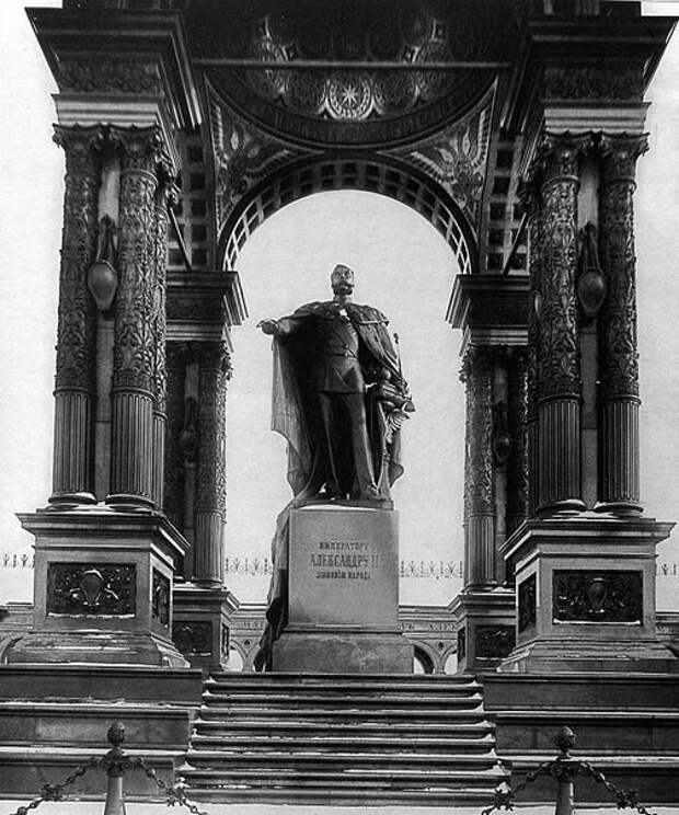 Памятник императору Александру II в Кремле. Снесён большевиками в 1918 году. история, события, фото