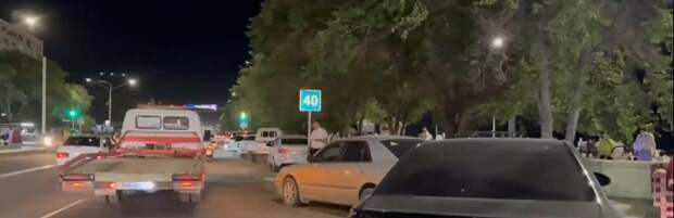 Возле торгового центра  в Актау полицейские взялись за наведение порядка