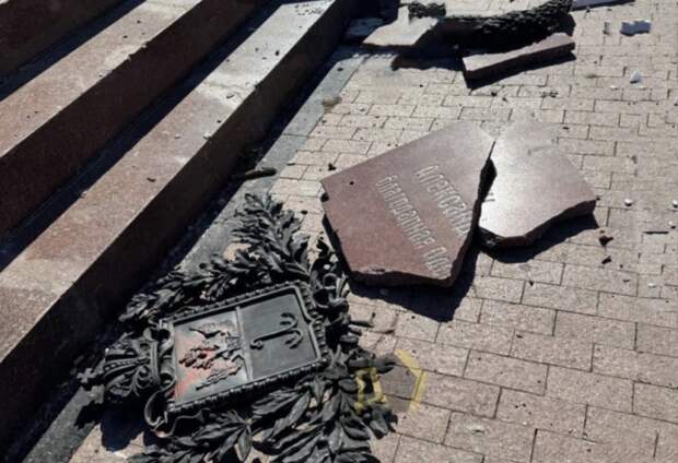 «Неизвестные с кувалдой»: в Одессе разрушают Александровскую колонну