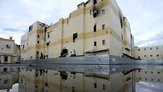 Здание торгово-развлекательного центра Зимняя вишня после пожара в Кемерово. Архивное фото