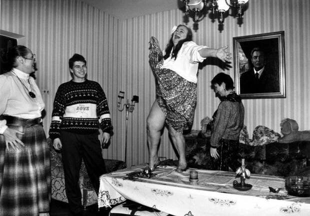 Галина Брежнева танцует на столе у себя дома, начало 1990-х время, кадр, люди, ностальгия, россия, фото
