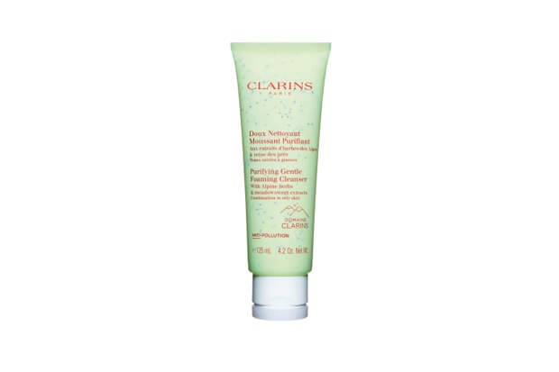 Очищающая пенка Purifying Gentle Foaming Cleanser, Clarins для комбинированной и жирной кожи содержит экстракт органической таволги и производное салициловой кислоты, чтобы очистить и подтянуть кожу