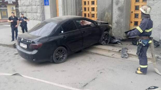 Автомобиль Toyota врезался в здание горсовета в Харькове, Украина. 23 июня 2019