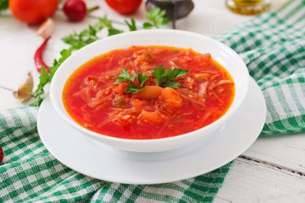 traditional-ukrainian-russian-vegetable-borscht-on-the-white-wooden-background_2829-552_01