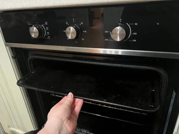 Насыпьте 2 ложки на противень: духовка без особого труда отмоется паром без химии и скребков