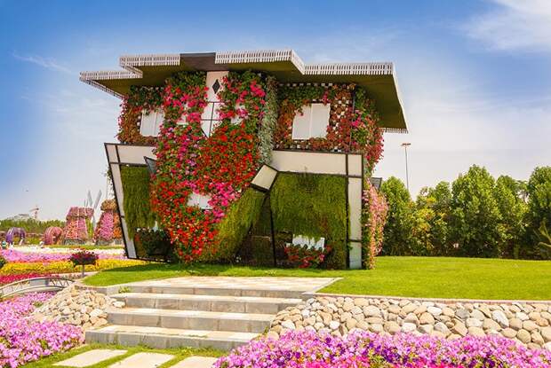Восхитительный экстерьер перевертыша расположенного в «Чудо-саду Дубаи» (ОАЭ).