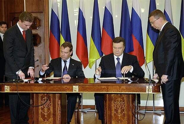 Президент РФ Дмитрий Медведев и президент Украины Виктор Янукович (слева направо) во время подписания соглашения по продолжению базирования Черноморского флота РФ в Крыму после 2017 года. 21 апреля 2010 года