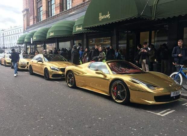Четыре золотых суперкара на парковке универмага Harrods на Бромптон-Роуд, Лондон, тут же привлекли внимание прохожих bentley, ferrari, mercedes, porsche, авто, золото, лондон, суперкар