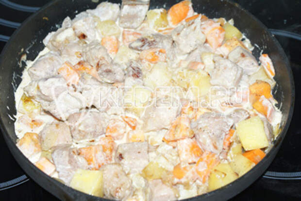 Солим, перчим по вкусу. Вливаем сливки. - Мясо в горшочке. Пошаговый кулинарный рецепт с фотографиями приготовления мяса в горшочке