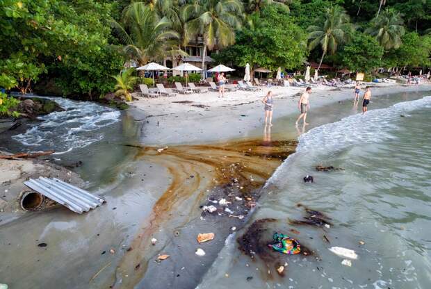 Туристы во Вьетнаме травятся после купания в море из-за слива стоков и фекалий