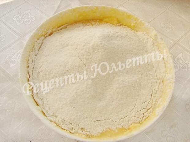 просеиваем муку с разрыхлителем