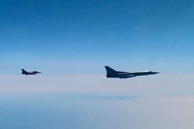 Российский Ту-22М3 с ракетой Х-22 сопровождал румынский F-16