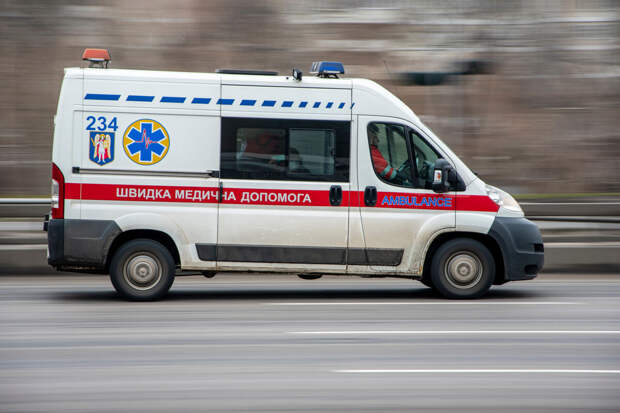 Во Львовской области пассажирский поезд столкнулся с автокраном