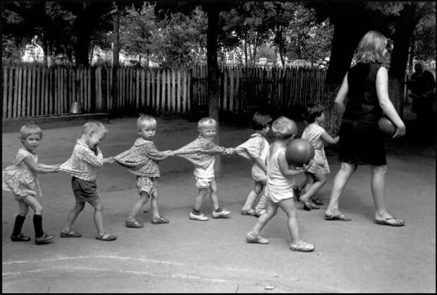 Прогулка маленьких детей в детском саду на Кубани. СССР, 1966 год. Прогулка маленьких детей в детском саду на Кубани. СССР, 1966 год.