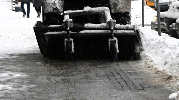 Камеры засняли момент попадания мальчика в щетку трактора в Зеленограде