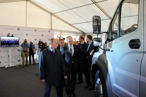 Во время осмотра новой модели среднетоннажного грузовика «ГАЗон Next».