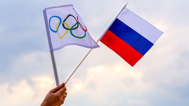 Российский флаг появился на трибунах во время матча США — Чехия на Олимпиаде: «Нам было неприятно»