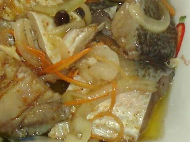 Маринованный толстолобик в уксусе с луком и морковью