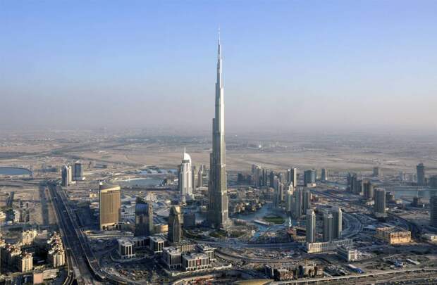 1. Бурдж-Халифа в Дубае, самое высокое здание в мире (828 метров).