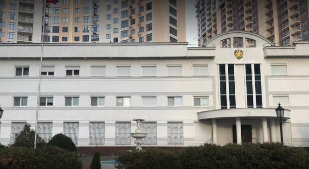 Одесские националисты закидали файерами консульство России