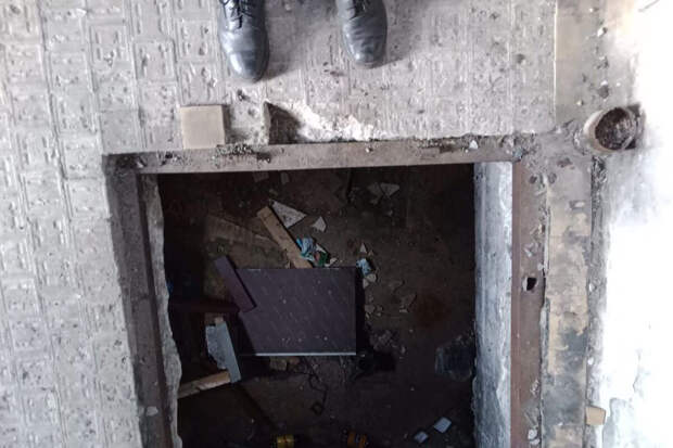 В Новосибирской области школьник провалился в подвал заброшенного дома