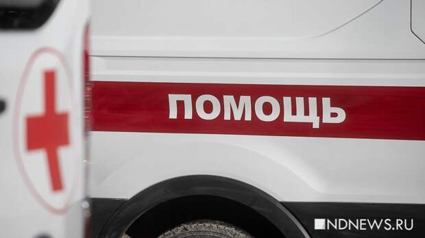 Скорая застряла в снегу во дворе у мэра, а мусоровоз выкапывали два часа