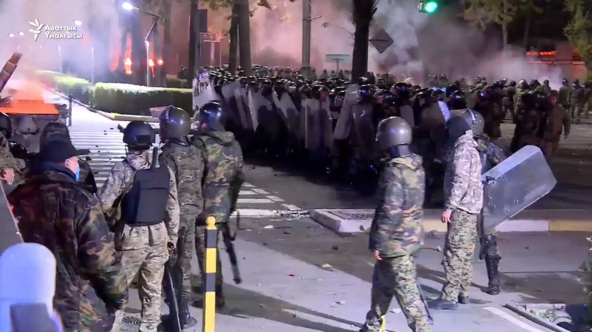 Разгон майдана в Бишкеке.