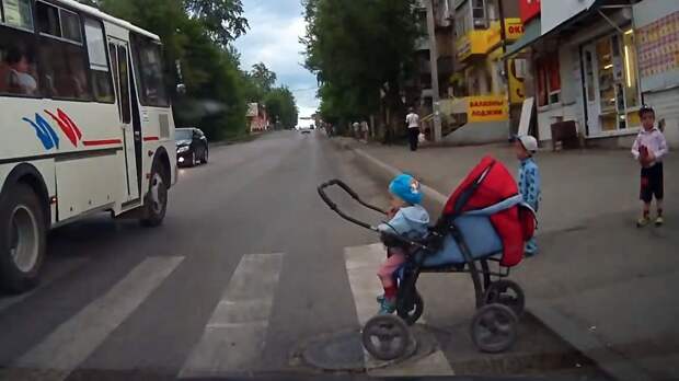 Картинки по запросу Яжемать - вы должны меня понять!/Mother and child on the road in danger!