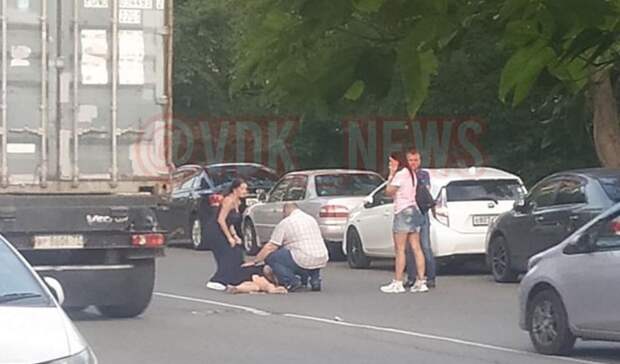 Жива? Возле торгового центра во Владивостоке сбили женщину