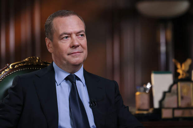 Минпросвещения включило в федеральный перечень учебники под редакцией Медведева