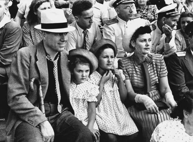 1950. Певец Иван Козловский с детьми на стадионе