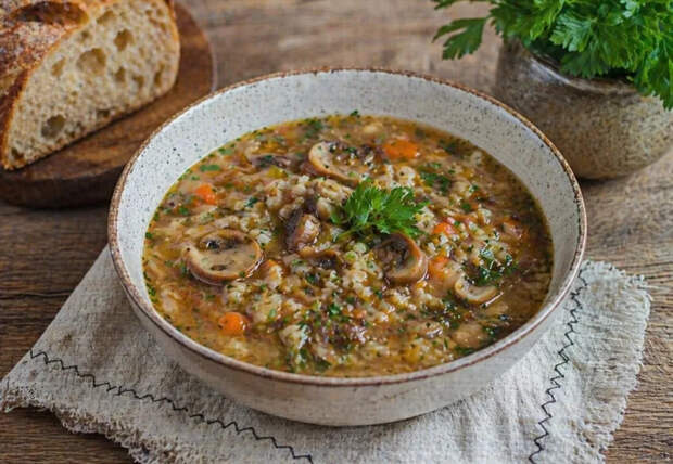 Невероятно густой и ароматный! Грибной суп с перловкой и «янтарным» бульоном, который согреет в любой день