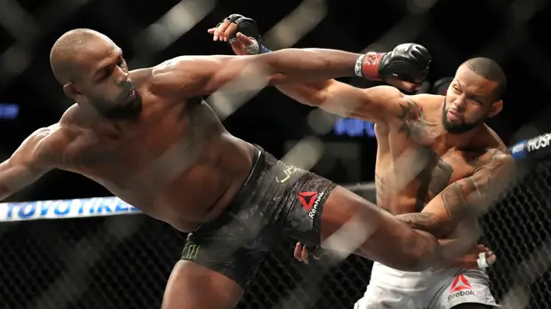 Американец Джонс победил Сантоса и защитил титул UFC в полутяжёлом весе