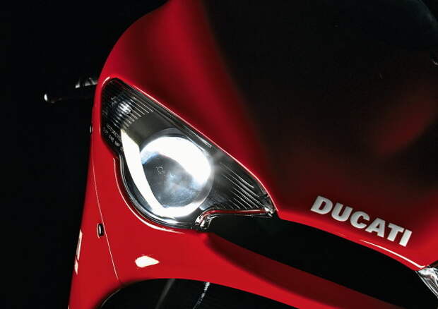 Взгляд раскосых фар Ducati Desmosedici RR недвусмысленно намекает, что он был рожден в &laquo;глухом&raquo; пластике.
