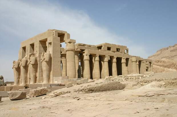 На протяжении тысячелетий Египтом правили более трёх десятков династий фараонов. А столицами побывали 15 городов, некоторые- более трёх раз!!!  Мемфис Город основан около 3100 г. до н.э.-16