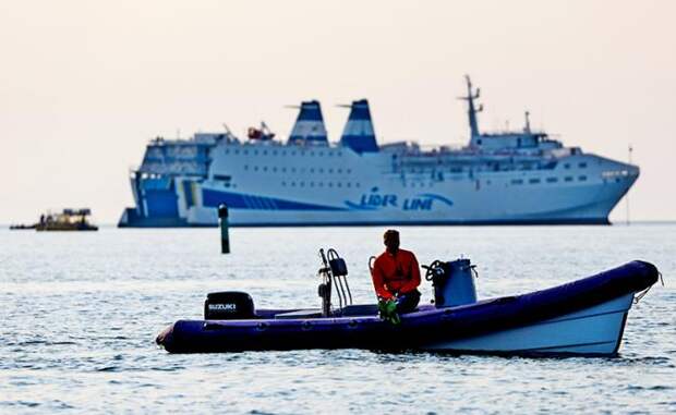 На фото: паром Sea Bridge (на дальнем плане), прибывший к берегам Сочи из турецкого Трабзона. Судно встало на рейд в Сочи, ожидая согласования на заход в порт.