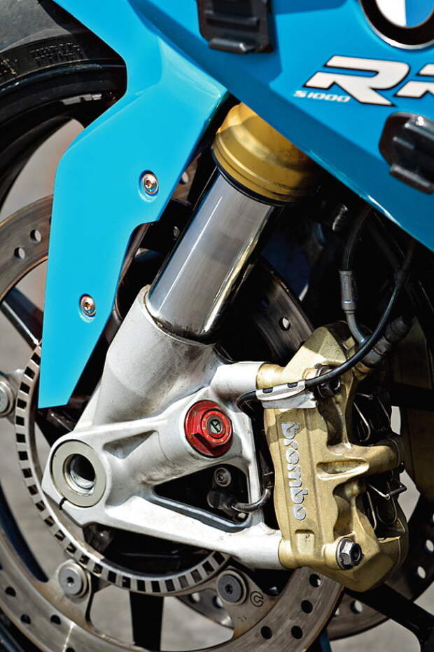 Без сомнений, мощные и цепкие радиальные суппорты Brembo &ndash; лучшие среди участников теста. Дозировать замедление можно безошибочно.
