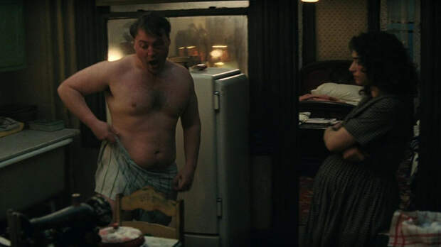 Кадр из фильма «Марти Великолепный», сцена в квартире героини Рэйчел Мизлер