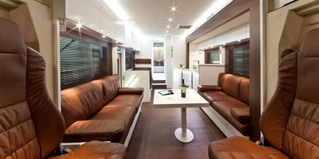 Кабина не имеет задней стенки и объединена с жилым отсеком.